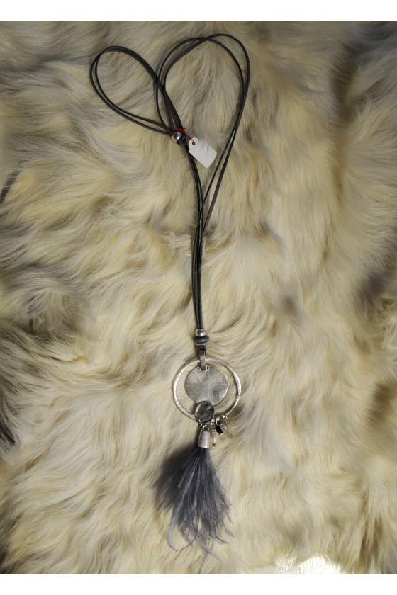 Kette, lang, Lederbänder hellgrau, Anhänger Ring silberfarbig, diverse Perlen, Beo-Federn hellgrau