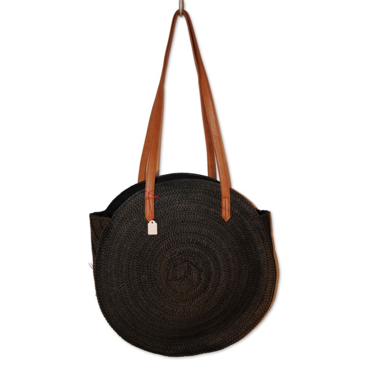 Tasche, Pompon, schwarz mit Anhänger, rund, 2 lange Träger