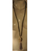 Kette, lang, Buddha-Kopf silberfarbig, Holzperlen hellgrau, Quaste hellgrau