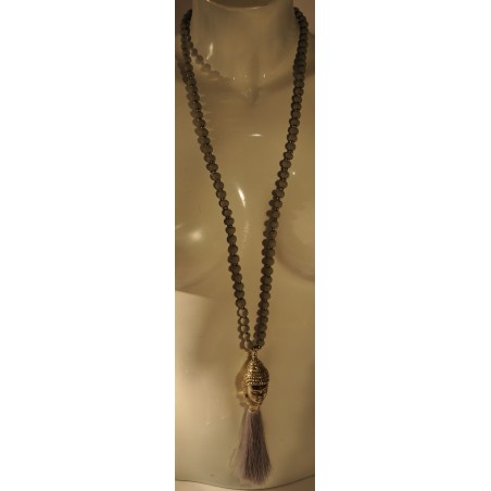 Kette, lang, Buddha-Kopf silberfarbig, Holzperlen hellgrau, Quaste hellgrau